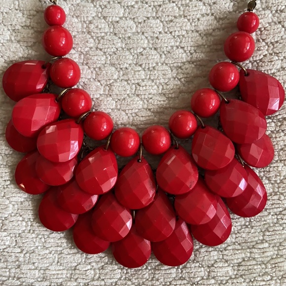 Red statement necklace - Picture 2 of 3